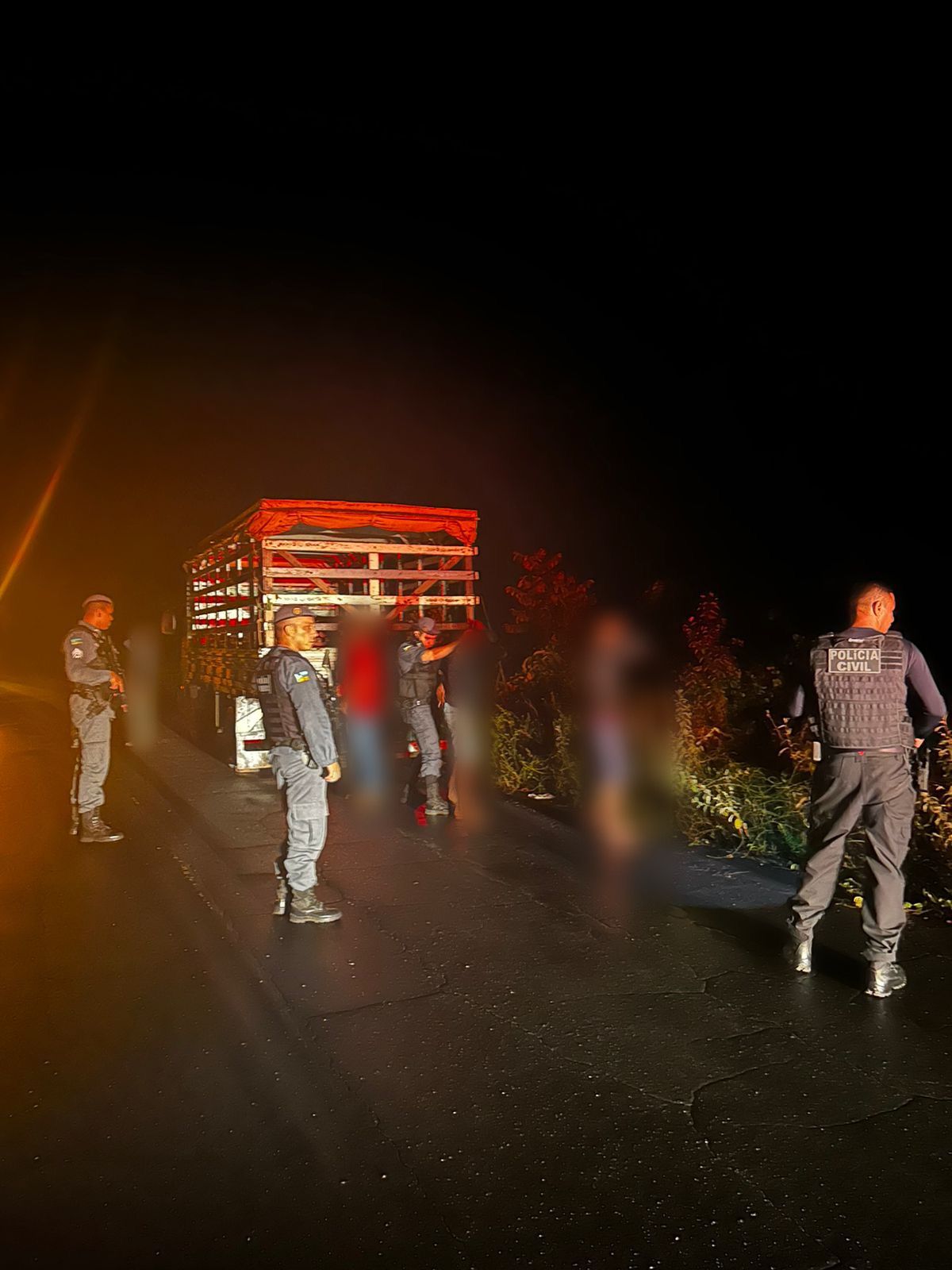 EM FERREIRA GOMES, POLÍCIAS CIVIL E MILITAR PRENDEM QUATRO INDIVÍDUOS EM FLAGRANTE POR TRANSPORTE ILEGAL DE MADEIRA